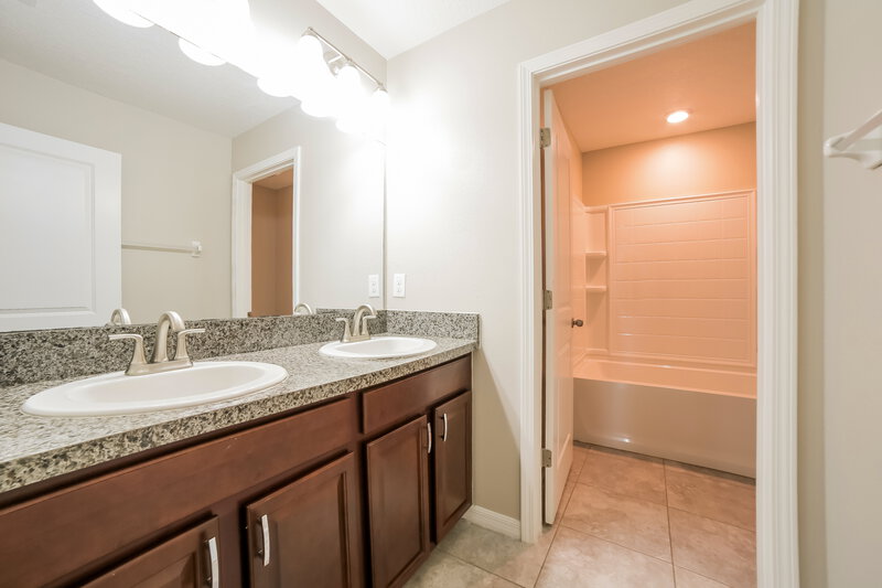 4,050/Mo, 6603 Trent Creek Dr Sun City Center, FL 33573 Bathroom View
