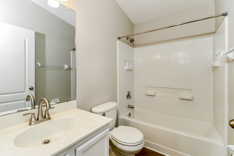 2,015/Mo, 15660 Greyrock Dr Spring Hill, FL 34610 Main Bathroom View