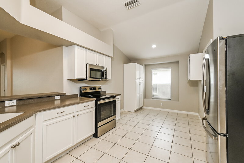 2,400/Mo, 8325 Canterbury Lake Blvd Tampa, FL 33619 Kitchen View