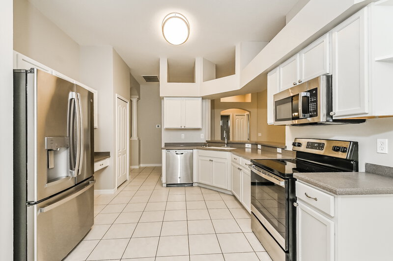 2,400/Mo, 8325 Canterbury Lake Blvd Tampa, FL 33619 Kitchen View 2