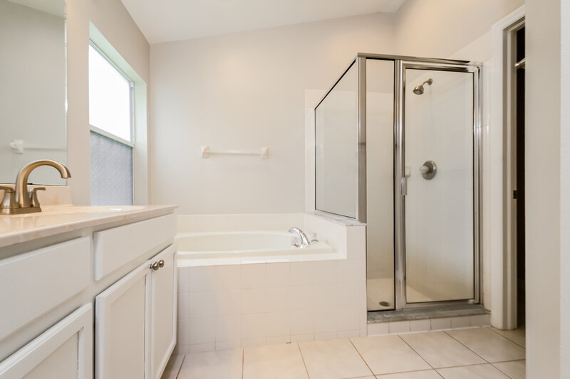 2,400/Mo, 8325 Canterbury Lake Blvd Tampa, FL 33619 Main Bathroom View