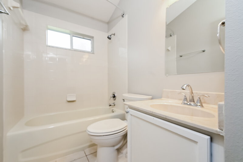 2,400/Mo, 8325 Canterbury Lake Blvd Tampa, FL 33619 Bathroom View