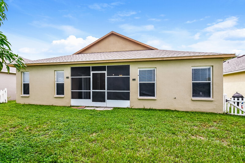 2,400/Mo, 8325 Canterbury Lake Blvd Tampa, FL 33619 Rear View