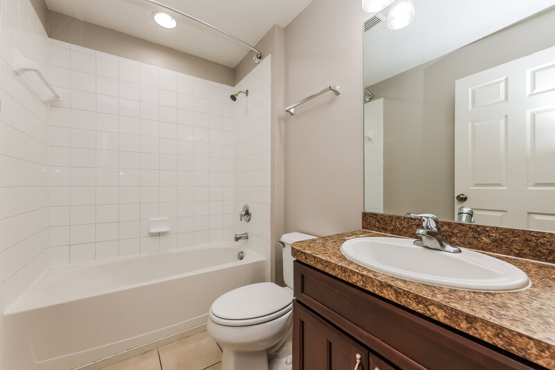 2,085/Mo, 1510 Mira Lago Cir Ruskin, FL 33570 Bathroom View