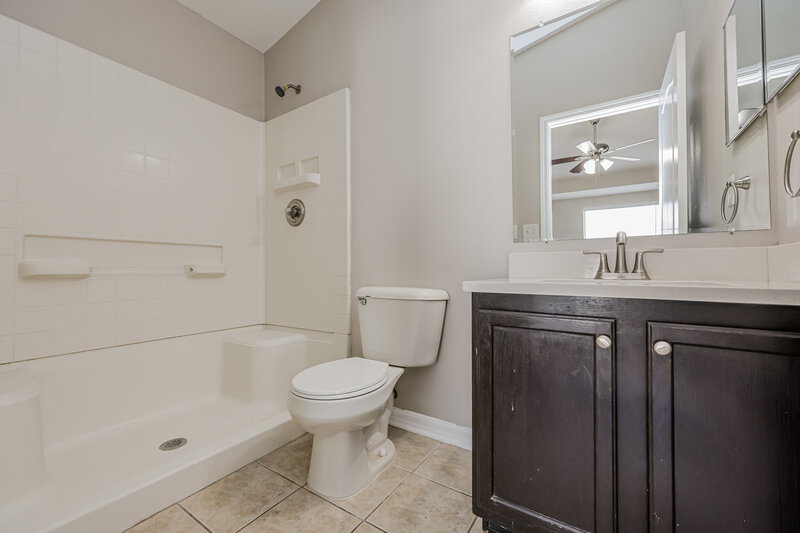 1,985/Mo, 12724 Evington Point Dr Riverview, FL 33579 Main Bathroom View