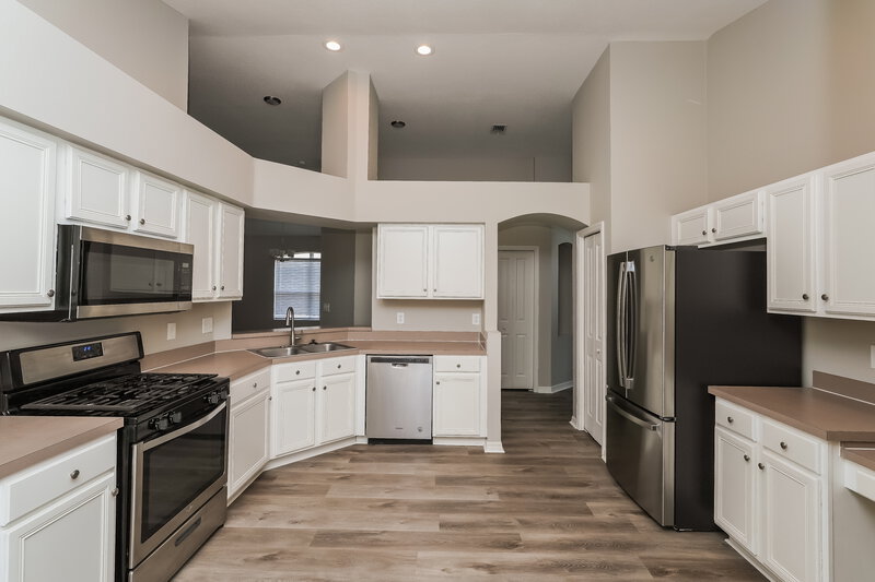 2,080/Mo, 6814 Monarch Park Dr Apollo Beach, FL 33572 Kitchen View