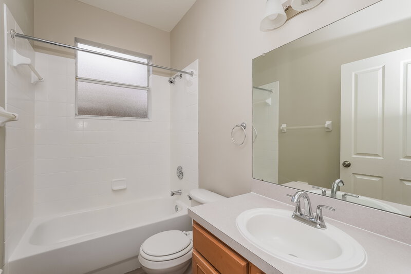 2,080/Mo, 6814 Monarch Park Dr Apollo Beach, FL 33572 Bathroom View