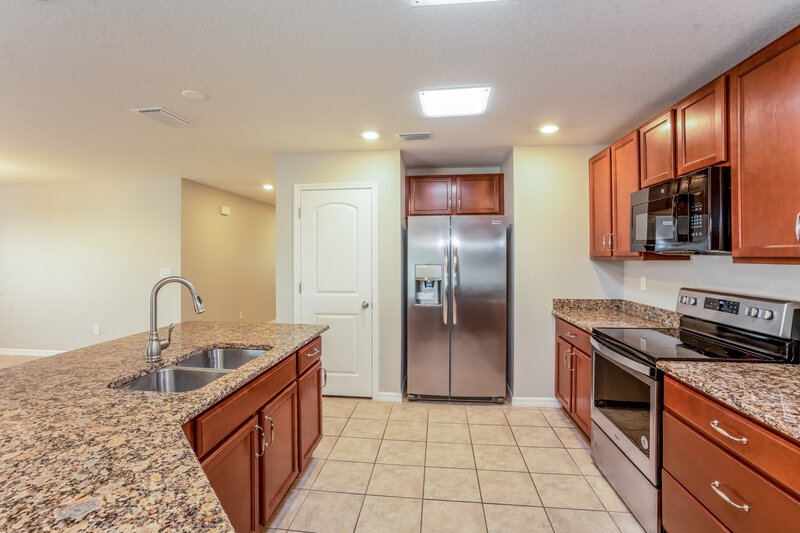 4,310/Mo, 9215 Freedom Hill Dr Seffner, FL 33584 Kitchen View