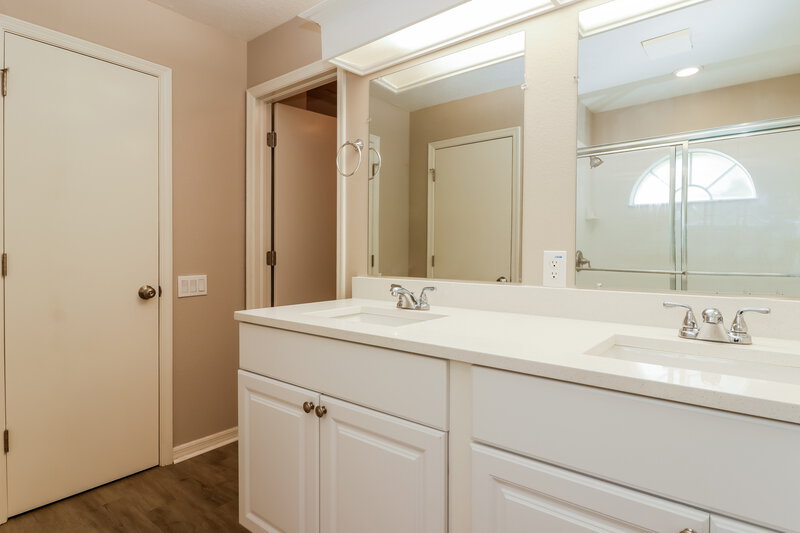 2,380/Mo, 18134 Leafwood Cir Lutz, FL 33558 Main Bathroom View