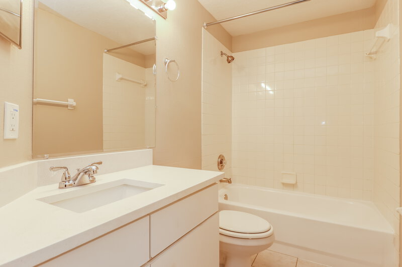 2,380/Mo, 18134 Leafwood Cir Lutz, FL 33558 Bathroom View