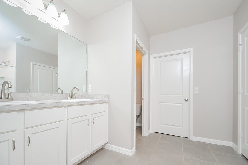 2,335/Mo, 10228 Geese Trail Cir Sun City Center, FL 33573 Main Bathroom View