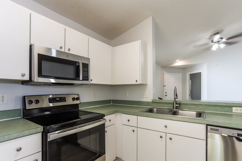 1,740/Mo, 6649 Summer Cove Dr Riverview, FL 33578 Kitchen View 2