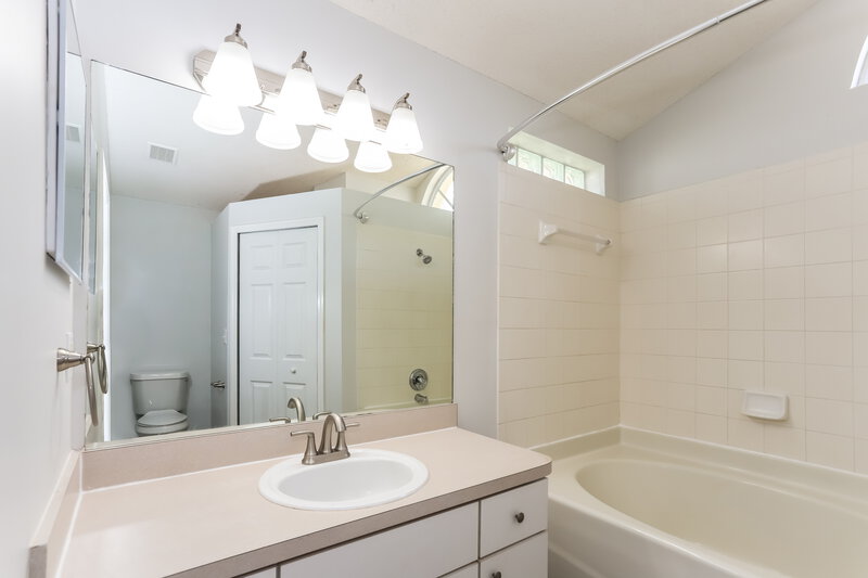 1,740/Mo, 6649 Summer Cove Dr Riverview, FL 33578 Bathroom View
