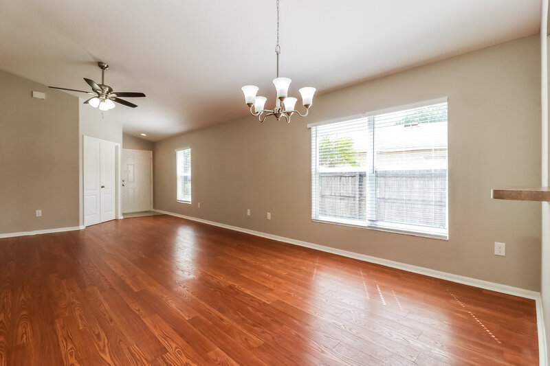 2,225/Mo, 409 Pine Pointe Ct Seffner, FL 33584 Dining Room View