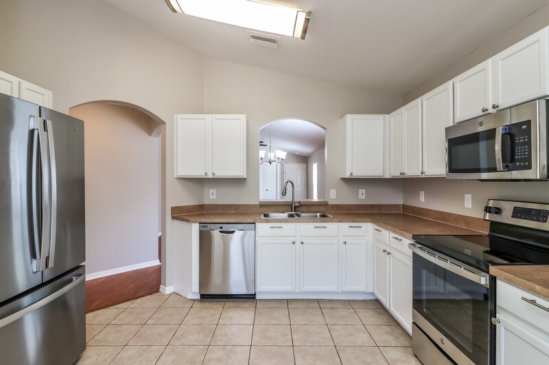 2,225/Mo, 409 Pine Pointe Ct Seffner, FL 33584 Kitchen View