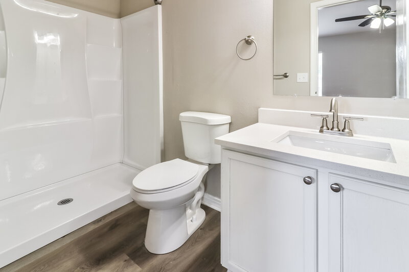 2,225/Mo, 409 Pine Pointe Ct Seffner, FL 33584 Main Bathroom View