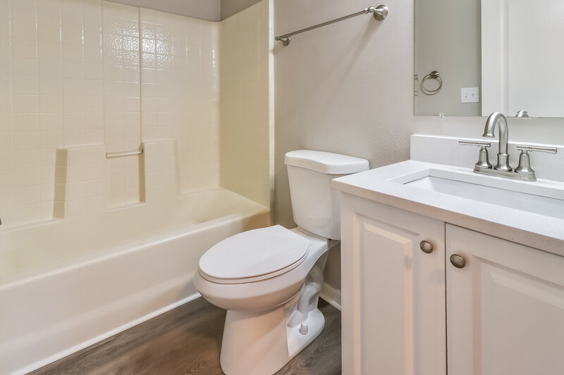 2,225/Mo, 409 Pine Pointe Ct Seffner, FL 33584 Bathroom View