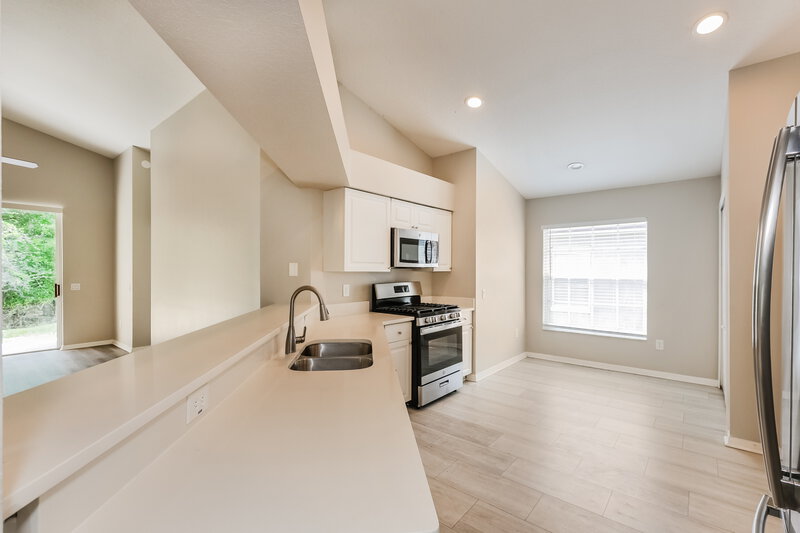 2,600/Mo, 29611 Birds Eye Dr Wesley Chapel, FL 33543 Kitchen View 2