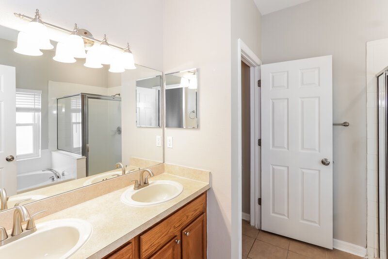 2,360/Mo, 6221 Desert Peace Ave Land O' Lakes, FL 34639 Main Bathroom View