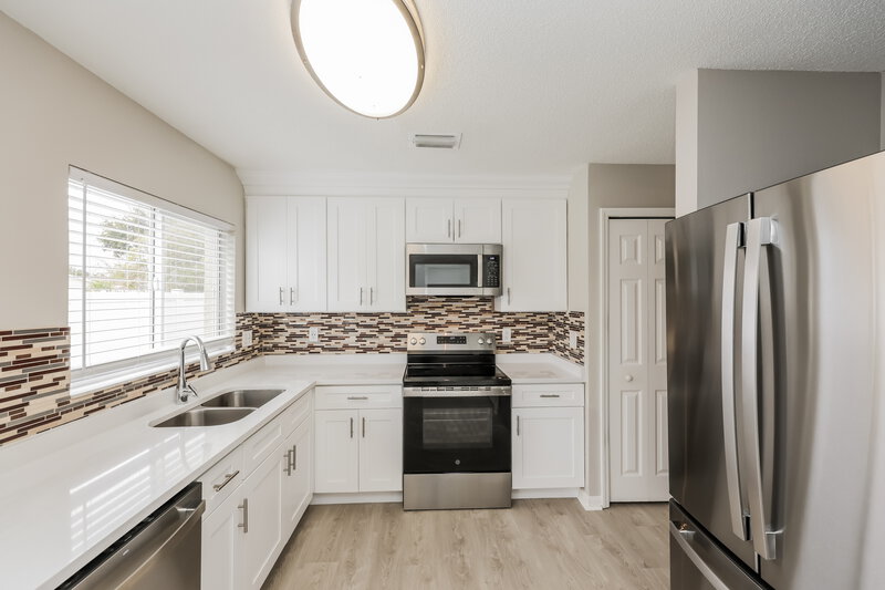 2,220/Mo, 1209 Alpine Lake Dr Brandon, FL 33511 Kitchen View