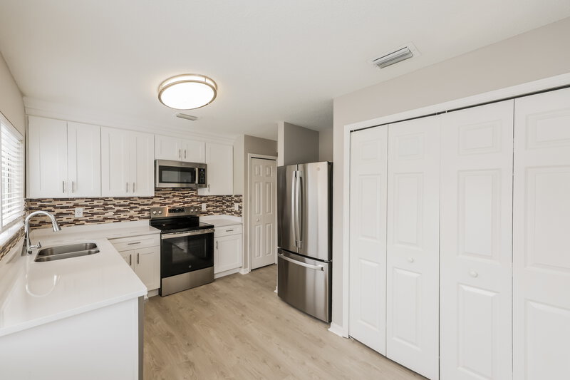2,220/Mo, 1209 Alpine Lake Dr Brandon, FL 33511 Kitchen View 2