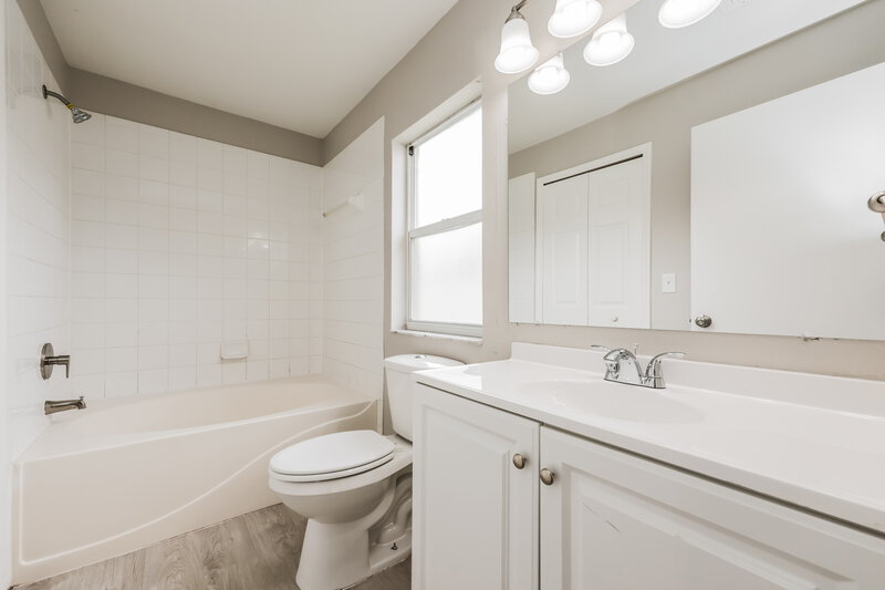2,220/Mo, 1209 Alpine Lake Dr Brandon, FL 33511 Main Bathroom View