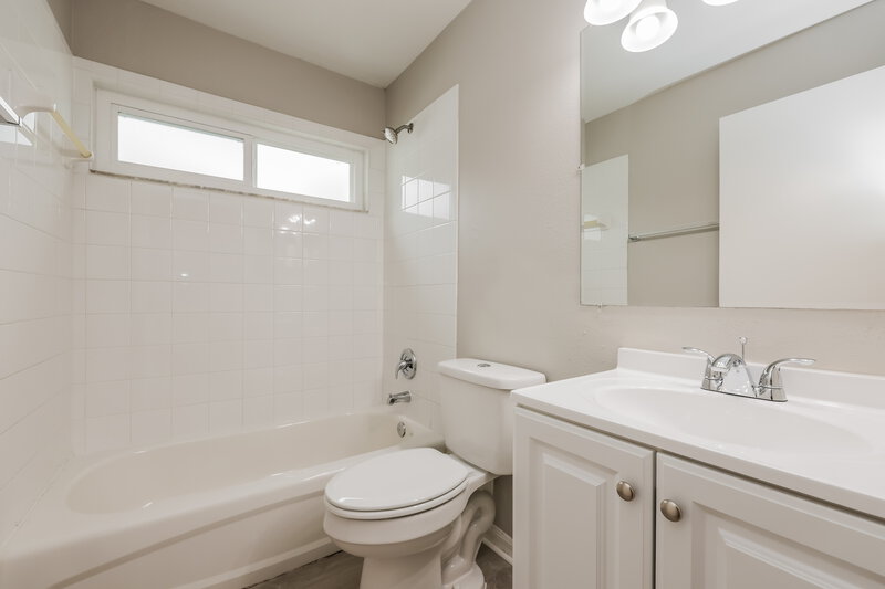 2,220/Mo, 1209 Alpine Lake Dr Brandon, FL 33511 Bathroom View