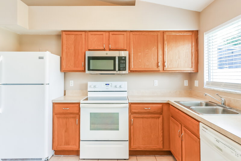 2,125/Mo, 6126 School House Ct Zephyrhills, FL 33545 Kitchen View