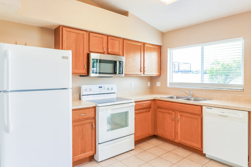 2,125/Mo, 6126 School House Ct Zephyrhills, FL 33545 Kitchen View 2