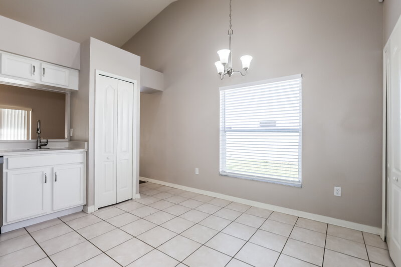 2,315/Mo, 29505 Morningmist Dr Zephyrhills, FL 33543 Breakfast Nook View