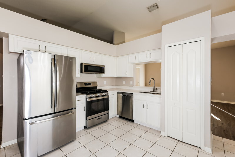 2,315/Mo, 29505 Morningmist Dr Zephyrhills, FL 33543 Kitchen View