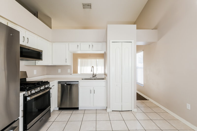 2,315/Mo, 29505 Morningmist Dr Zephyrhills, FL 33543 Kitchen View 2