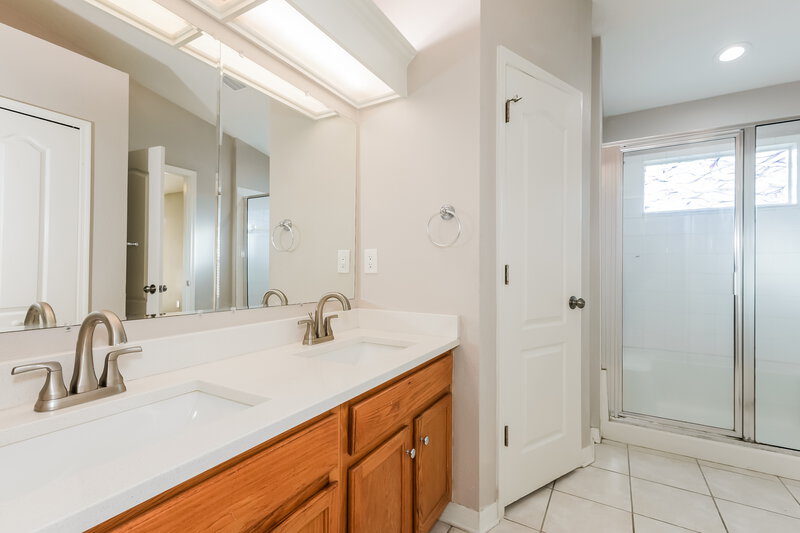 2,315/Mo, 29505 Morningmist Dr Zephyrhills, FL 33543 Main Bathroom View