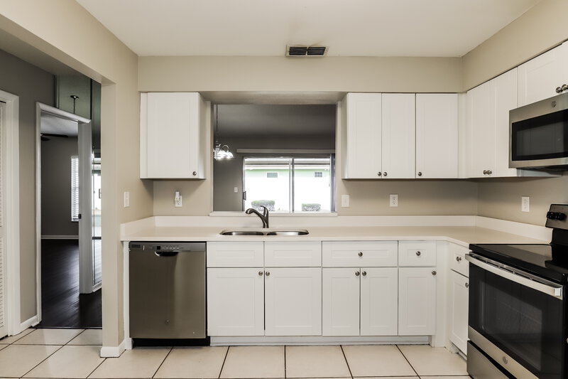 2,215/Mo, 3043 Annadale Cir Brandon, FL 33511 Kitchen View