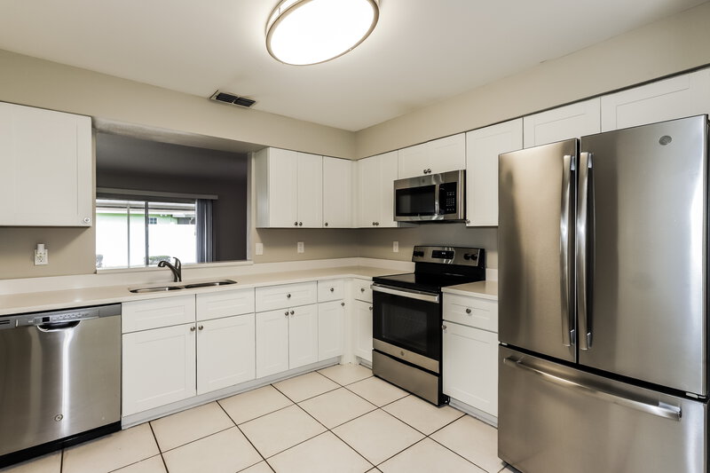 2,215/Mo, 3043 Annadale Cir Brandon, FL 33511 Kitchen View 2