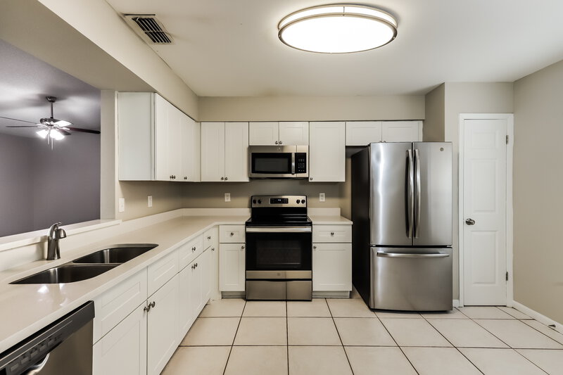 2,215/Mo, 3043 Annadale Cir Brandon, FL 33511 Kitchen View 3