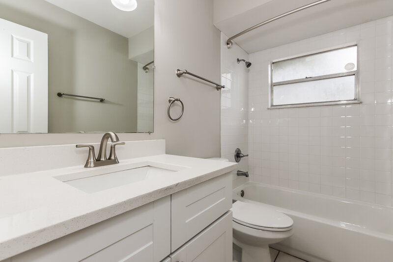 2,215/Mo, 3043 Annadale Cir Brandon, FL 33511 Main Bathroom View