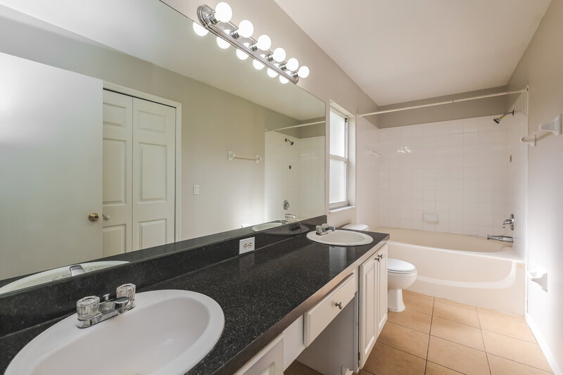 1,960/Mo, 13331 Prestwick Dr Riverview, FL 33579 Main Bathroom View