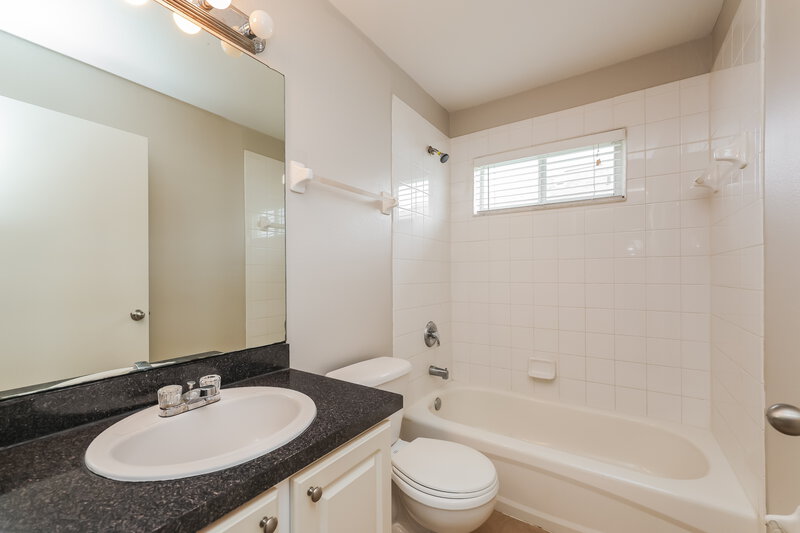1,960/Mo, 13331 Prestwick Dr Riverview, FL 33579 Bathroom View