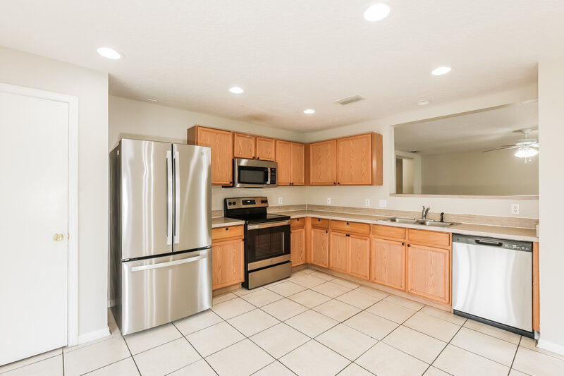 2,250/Mo, 2292 Blackwood Dr Mulberry, FL 33860 Kitchen View 2