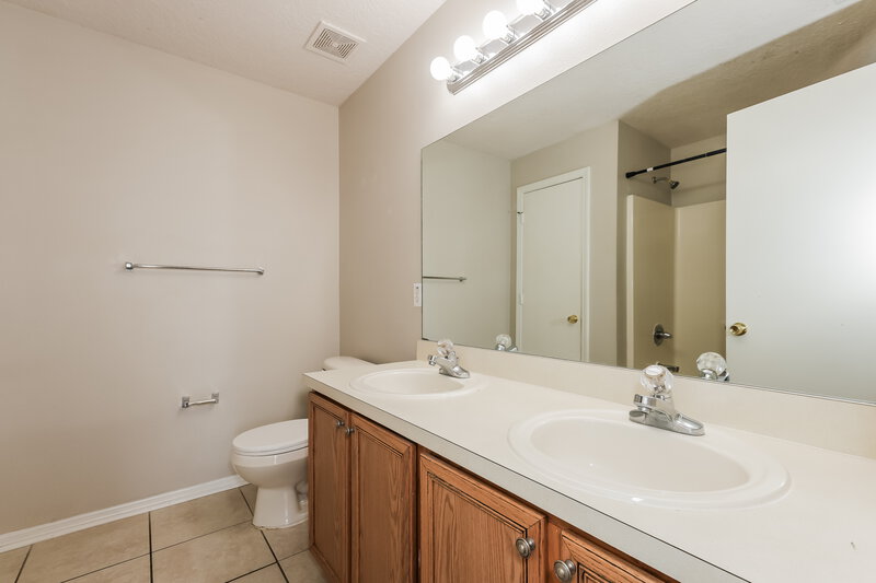 2,250/Mo, 2292 Blackwood Dr Mulberry, FL 33860 Main Bathroom View