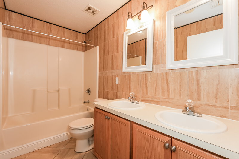 2,250/Mo, 2292 Blackwood Dr Mulberry, FL 33860 Bathroom View