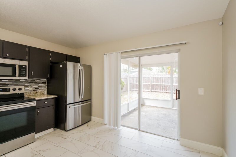 2,040/Mo, 1005 Harvest Moon Dr Seffner, FL 33584 Kitchen View