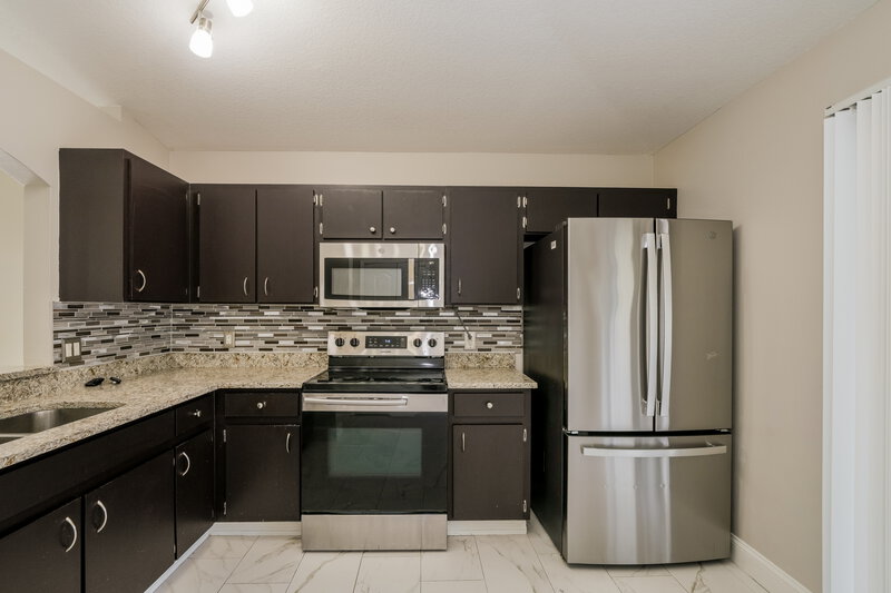 2,040/Mo, 1005 Harvest Moon Dr Seffner, FL 33584 Kitchen View 2