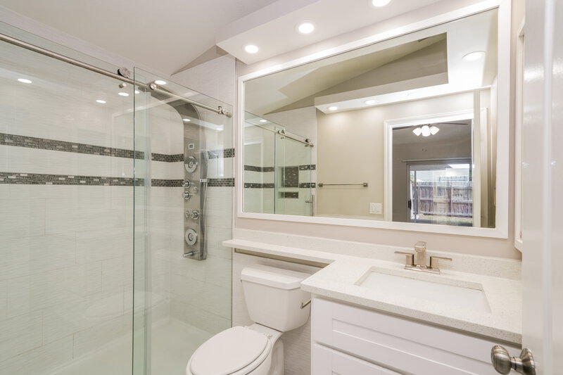 2,040/Mo, 1005 Harvest Moon Dr Seffner, FL 33584 Main Bathroom View