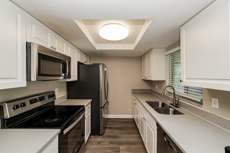 2,065/Mo, 643 Pine Forest Dr Brandon, FL 33511 Kitchen View