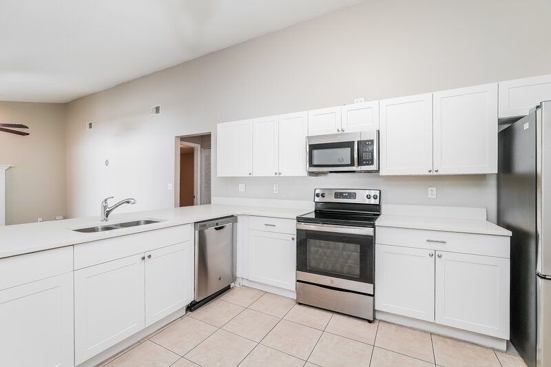 2,425/Mo, 1352 Foxboro Dr Brandon, FL 33511 Kitchen View 2
