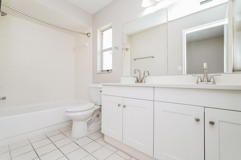 2,425/Mo, 1352 Foxboro Dr Brandon, FL 33511 Main Bathroom View