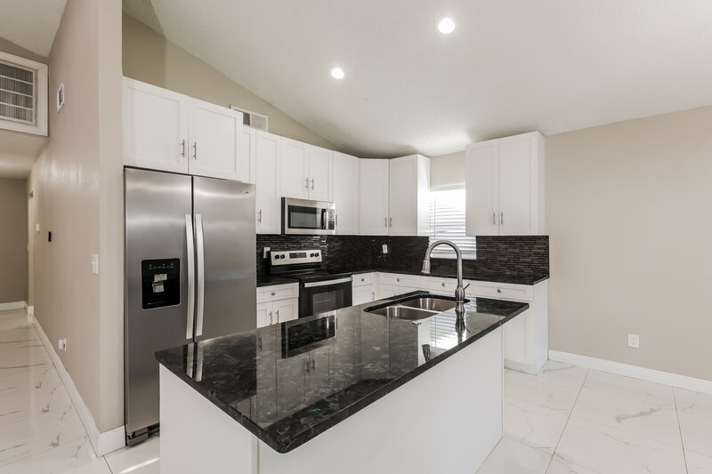 2,490/Mo, 1735 Tarah Trace Dr Brandon, FL 33510 Kitchen View 2