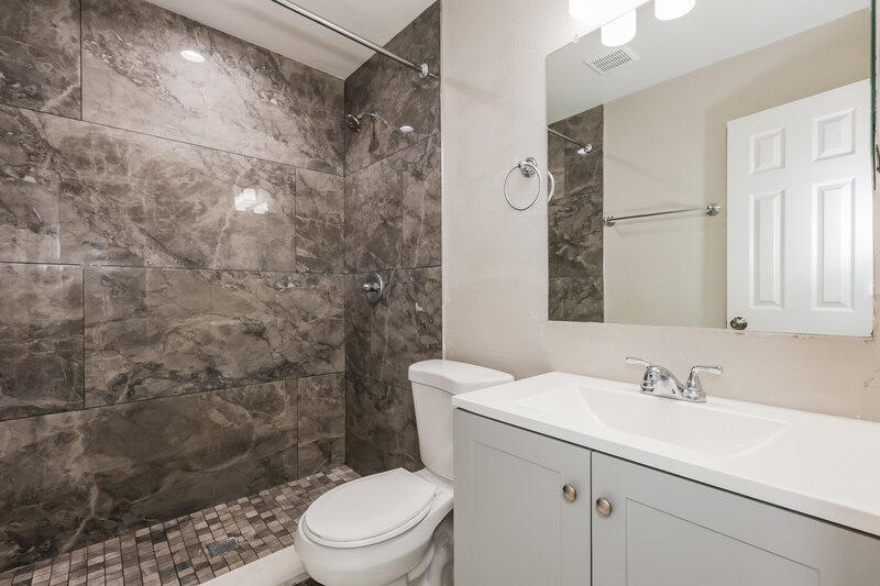 2,490/Mo, 1735 Tarah Trace Dr Brandon, FL 33510 Bathroom View